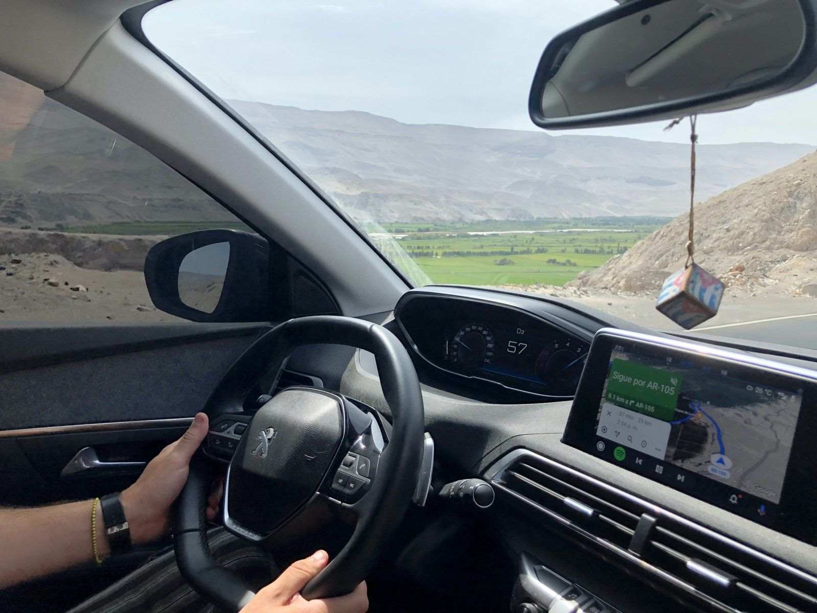 Valle de Majes, 26 de enero: Willy al volante, dejando Arequipa y bajando hacia la costa.