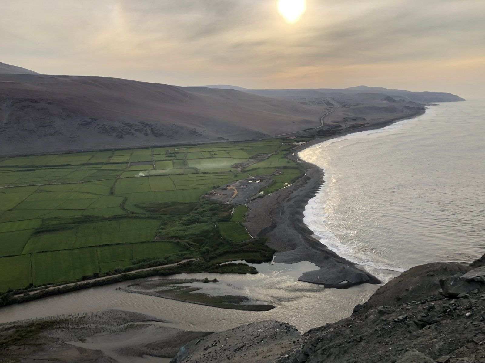 Desembocadura del Ocoña, 27 de enero, 06:33: el Pacífico otra vez, once días después de Chincha.