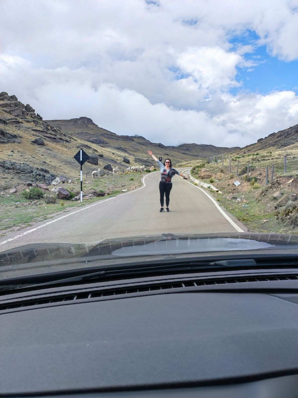 Puna de Huancavelica, 16 de enero: Anet celebra, Willy dispara desde el carro; la costa quedó atrás.
